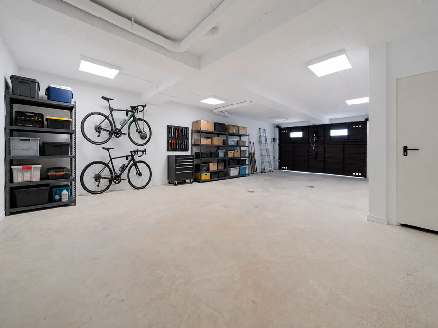 Garaje de EM12 con soportes para bicicletas, estanterías y zona de herramientas