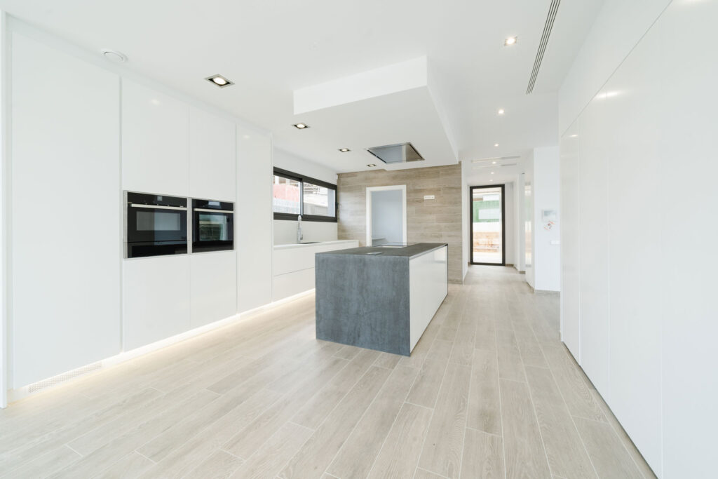 Cocina abierta de vivienda unifamiliar con isla y almacenaje integrado