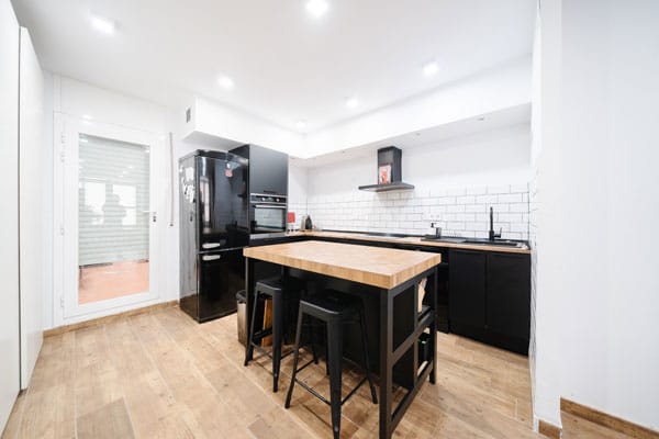 Cocina abierta en cambio de uso de local comercial a vivienda en Santa Coloma de Gramanet (Barcelona)