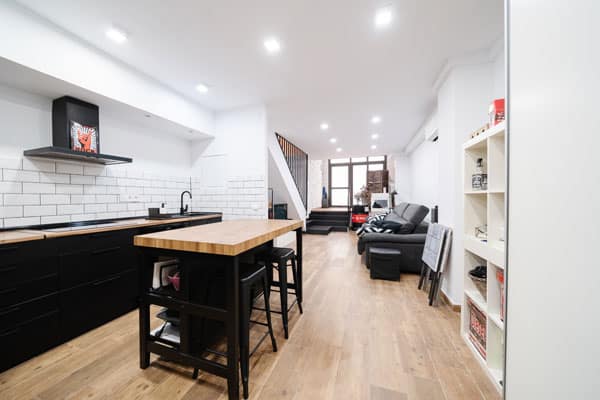 Cocina abierta en cambio de uso de local comercial a vivienda en Santa Coloma de Gramanet (Barcelona)