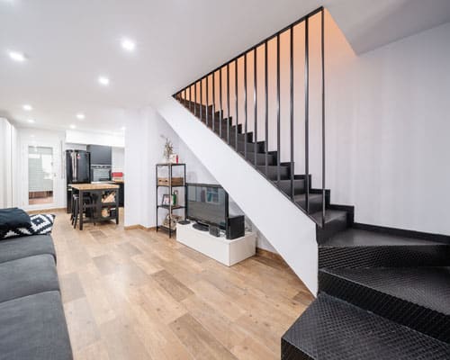 Cambio de uso de local comercial a vivienda con escalera para subir a habitación en Santa Coloma de Gramanet (Barcelona)