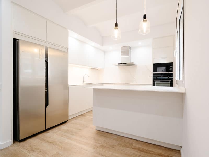 Cocina con isla en reforma integral con afectación estructural en Barcelona