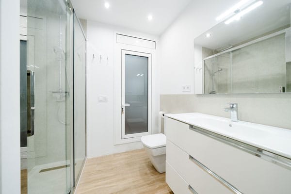 Lavabo completo en reforma integral con afectación estructural en Barcelona