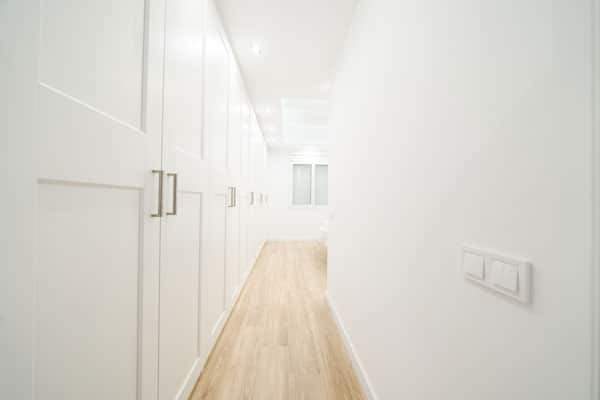 Vestidor en suite en reforma integral con afectación estructural en Barcelona