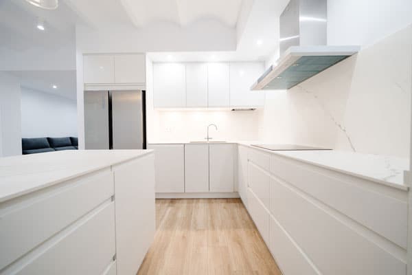 Cocina con península en reforma integral con afectación estructural en Barcelona