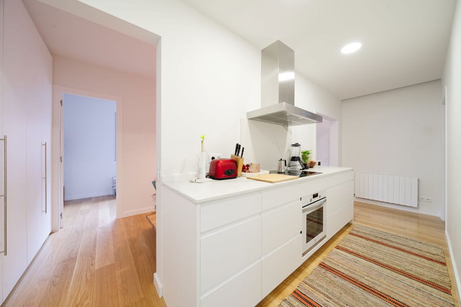 Cocina en reforma integral con afectación estructural en Barcelona