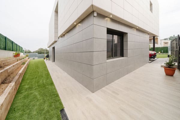 Esquina con pequeño voladizo de casa unifamiliar saludable y sostenible