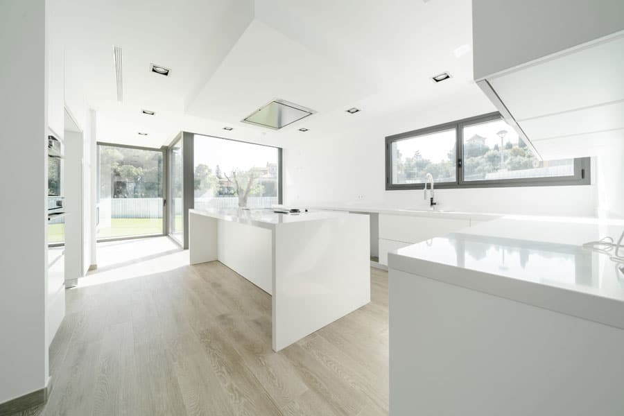 Cocina con isla en vivienda unifamiliar