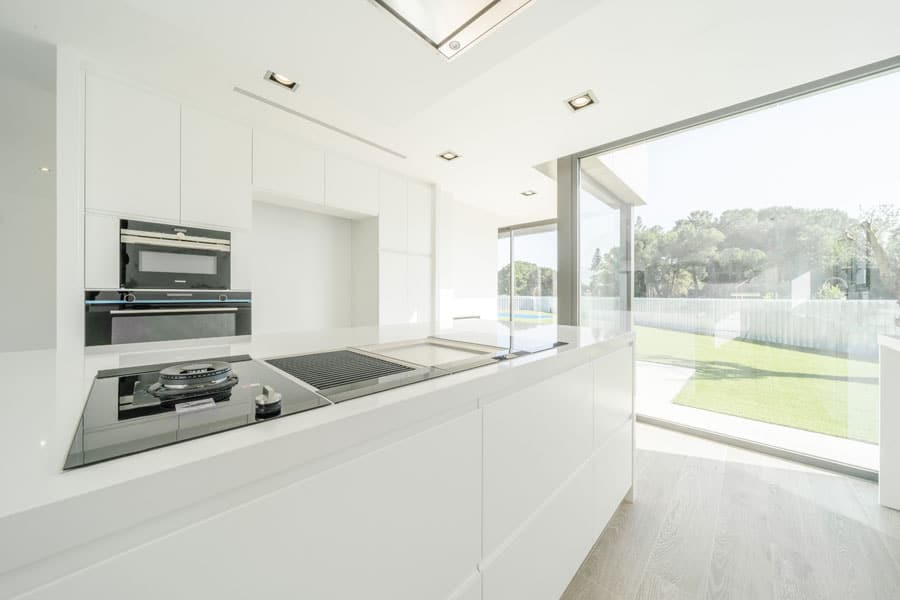 Cocina con isla en vivienda unifamiliar