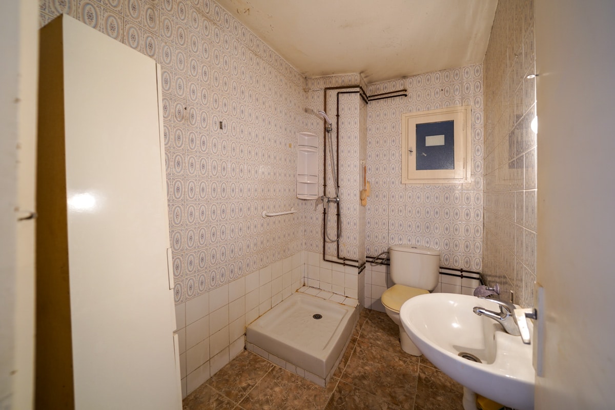 Antes después de baño en reforma integral en Barcelona
