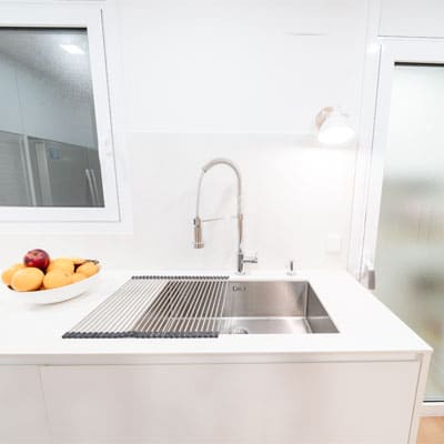 Cocina con isla en reforma integral con domótica en Barcelona