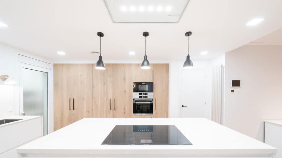 Cocina con isla en reforma integral con domótica en Barcelona
