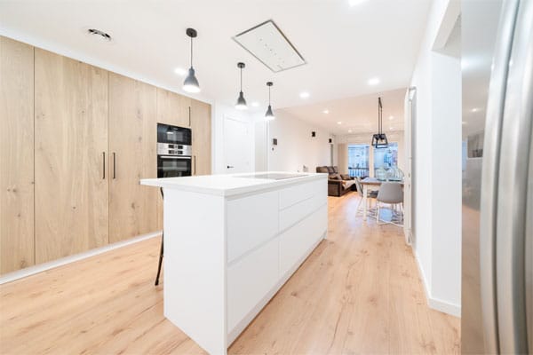 Antes-después Cocina con isla en reforma integral con domótica en Barcelona