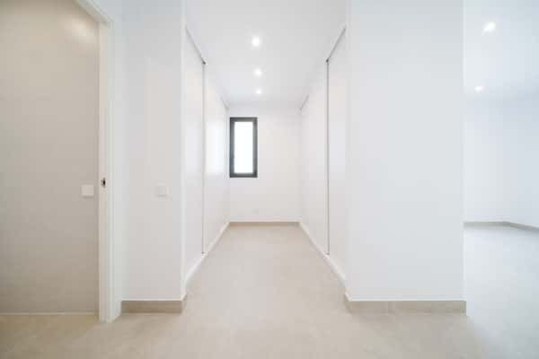 Vestidor en suite de vivienda unifamiliar eficiente