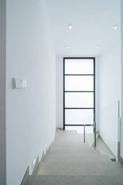 Ventanal de escalera en vivienda unifamiliar saludable