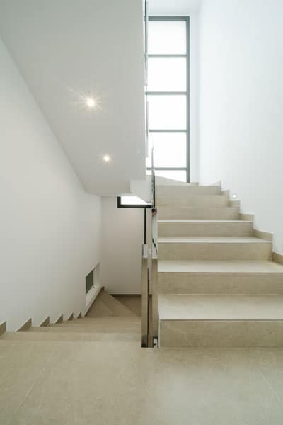 Escalera moderna en vivienda saludable