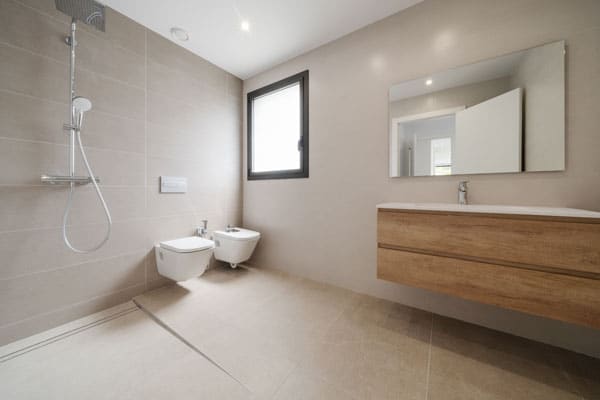 Lavabo en vivienda unifamiliar con piscina