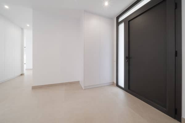 Entrada en vivienda unifamiliar sostenible
