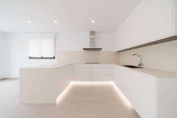 Cocina en U en vivienda unifamiliar saludable