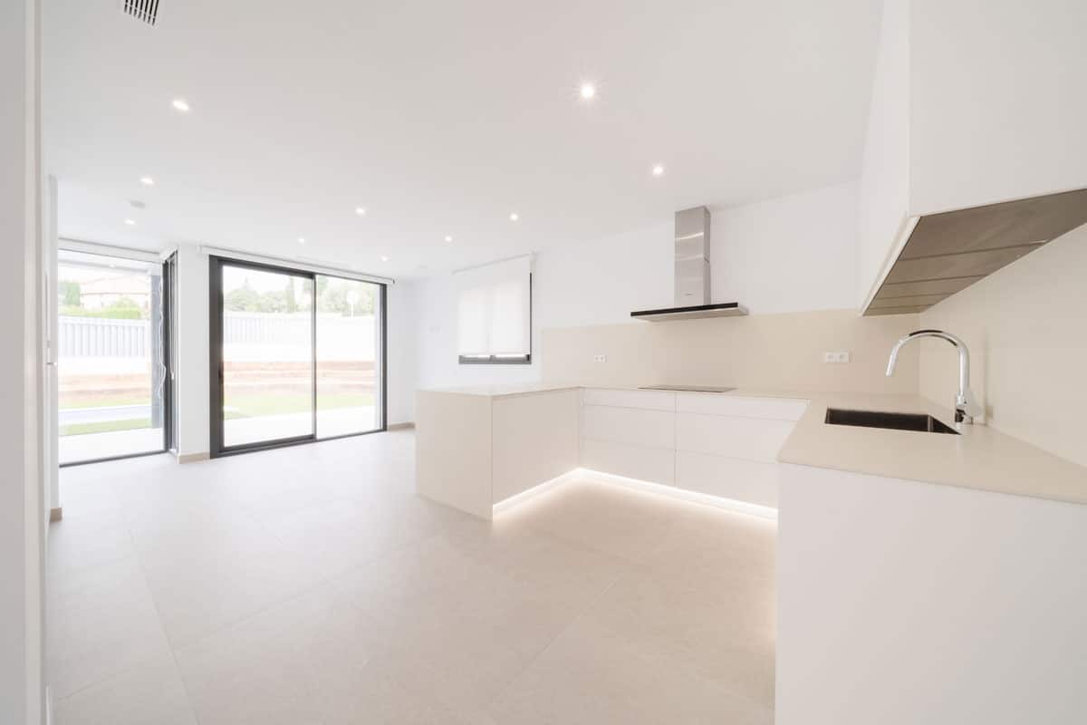 Cocina con península en vivienda unifamiliar eficiente