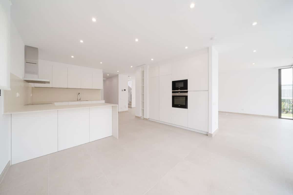 Cocina en U en vivienda unifamiliar saludable