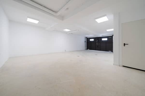 Aparcamiento enterrado en vivienda unifamiliar con piscina