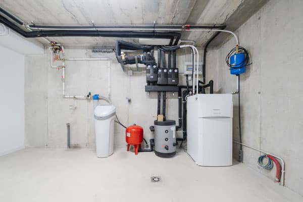 Sala de instalaciones en vivienda unifamiliar eficiente