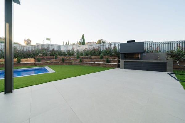 Zona exterior con barbacoa en vivienda unifamiliar con piscina