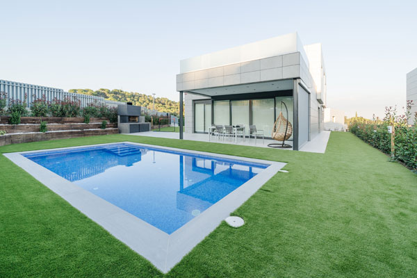 Porche en vivienda unifamiliar con piscina