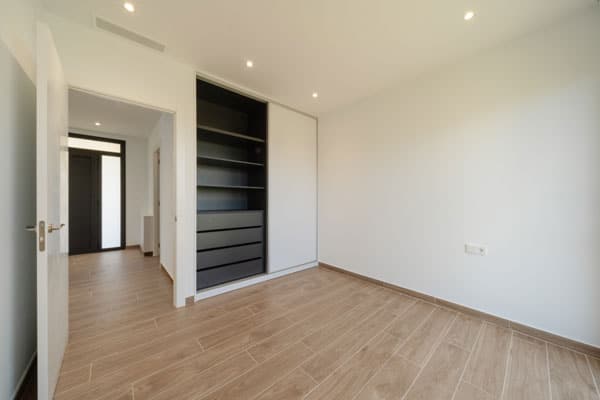 Habitación con armario en vivienda unifamiliar