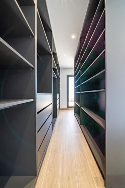 Vestidor en suite en vivienda de diseño