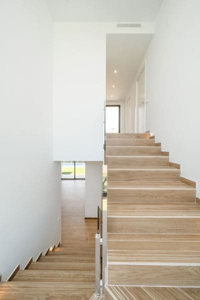 Escalera con luz lateral en vivienda moderna