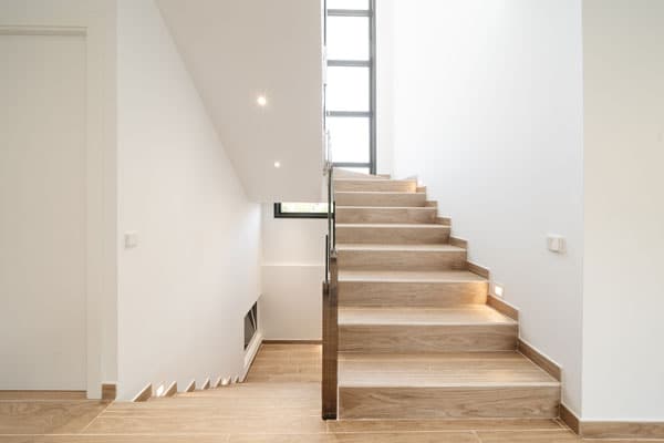 Escalera con iluminación lateral en vivienda unifamiliar