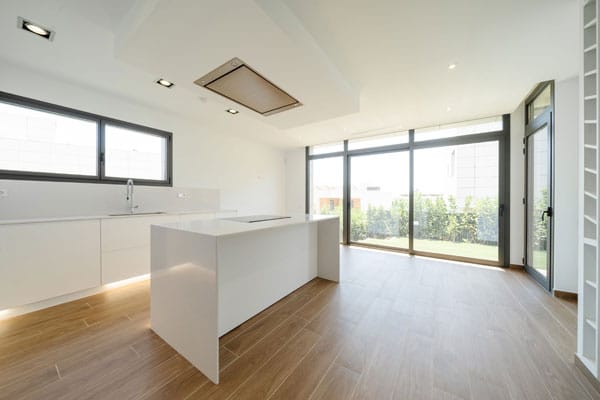 Cocina en chalet con piscina