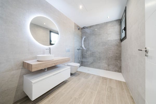 Lavabo en vivienda unifamiliar con piscina