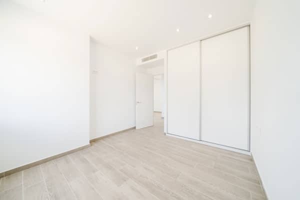 Habitación doble con armario empotrado en vivienda unifamiliar con piscina