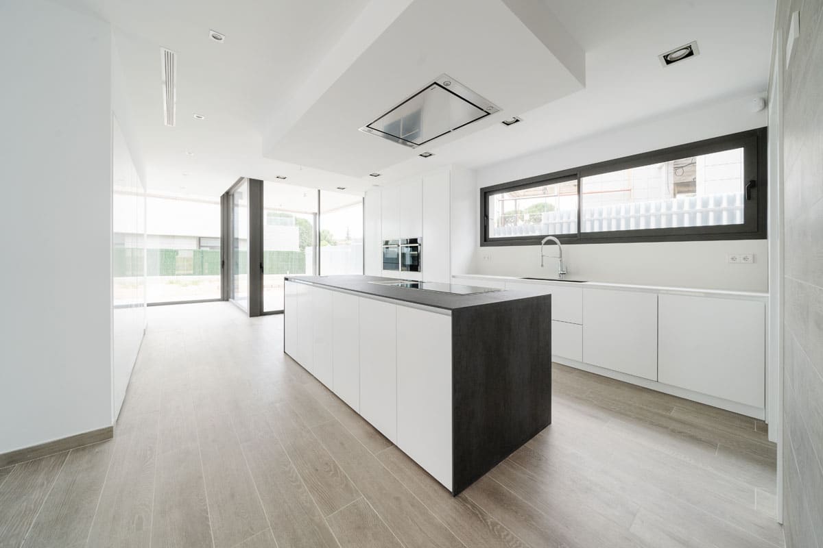 Cocina abierta con isla en vivienda unifamiliar con piscina