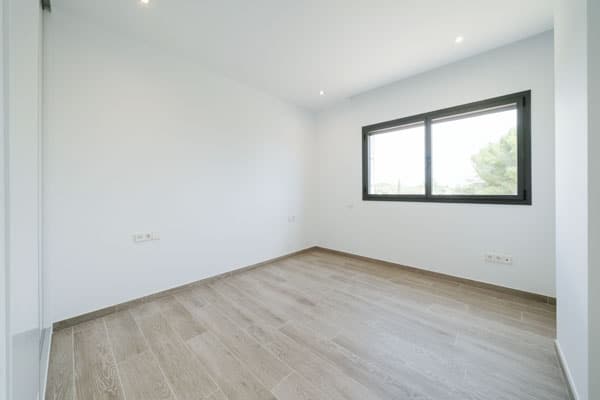 Habitación doble con armario empotrado en vivienda unifamiliar con piscina