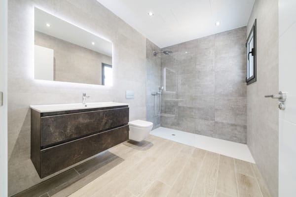 Lavabo en vivienda unifamiliar con piscina