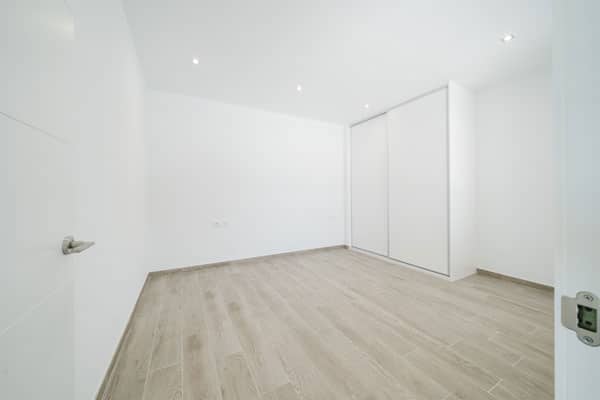 Habitación doble con armario empotrado en vivienda unifamiliar con piscina
