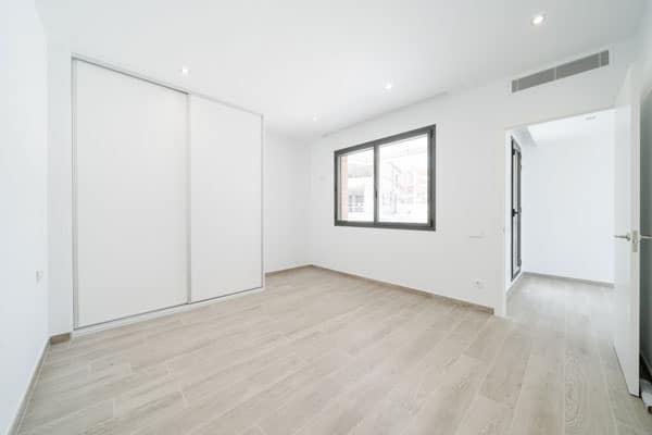 Habitación doble con armario empotrado en vivienda unifamiliar con piscina