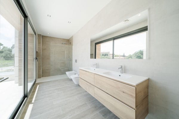 Baño en suite con vistas a la terraza