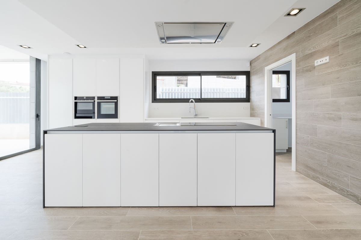 Cocina con isla en vivienda eficiente y saludable en Barcelona