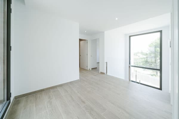 Distribuidor en vivienda unifamiliar con piscina