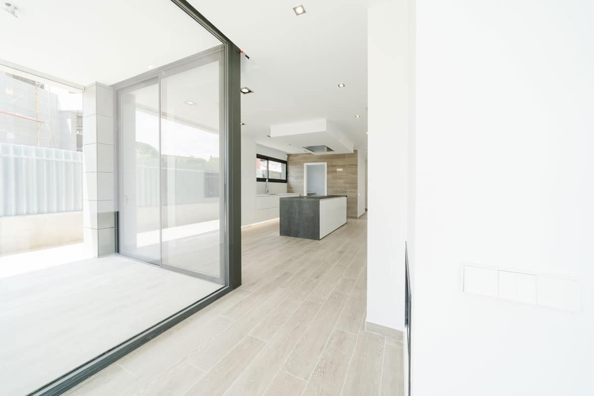 Cocina abierta en vivienda unifamiliar con piscina