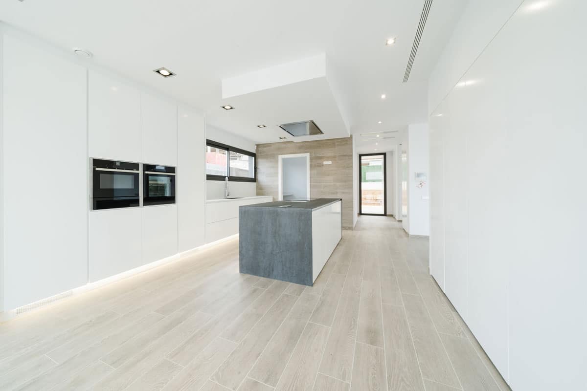 Cocina abierta con isla en vivienda unifamiliar con piscina