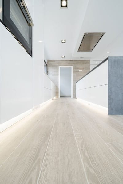 Cocina con isla y LED inferior en vivienda unifamiliar