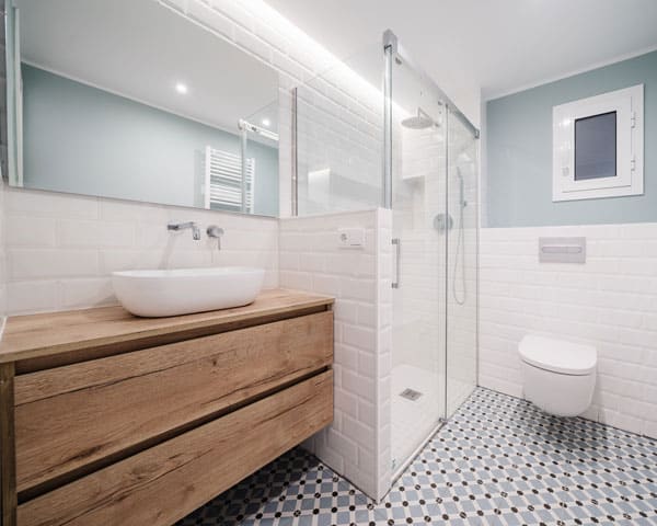 Imagen destacada de baño moderno con lavabo suspendido en reforma integral