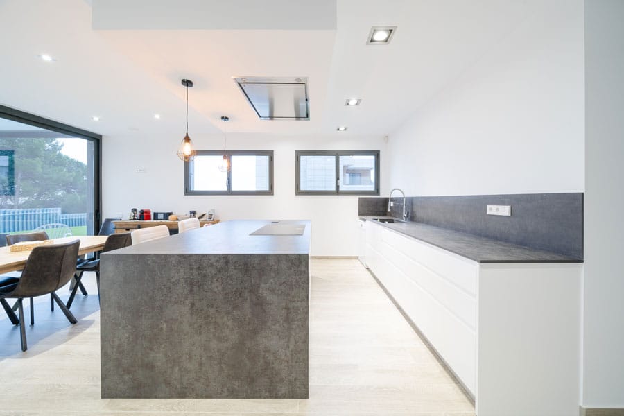 Cocina abierta en vivienda nueva moderna