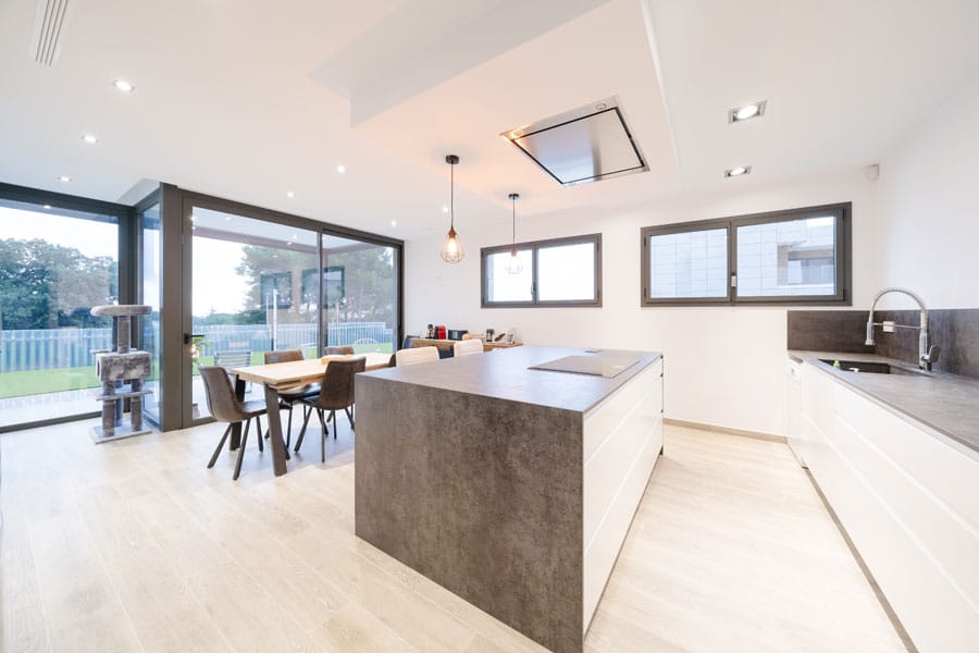 Cocina abierta con comedor de día en vivienda nueva moderna
